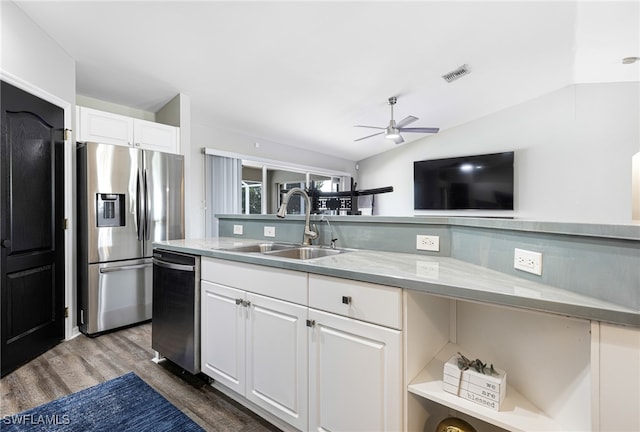 kitchen featuring visible vents, a ceiling fan, a sink, dark wood finished floors, and stainless steel appliances