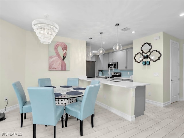 dining room featuring an inviting chandelier, visible vents, recessed lighting, and baseboards