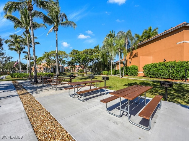 1180 Wildwood Lakes Blvd Unit 207, Naples, FL 34104 - surrounding community featuring a yard