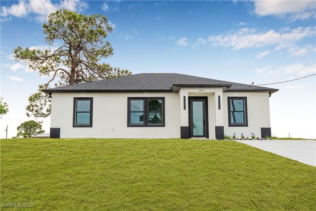 9007 E Crow Cir, Labelle, FL 33935 - prairie-style home with stucco siding, a front yard, and a shingled roof