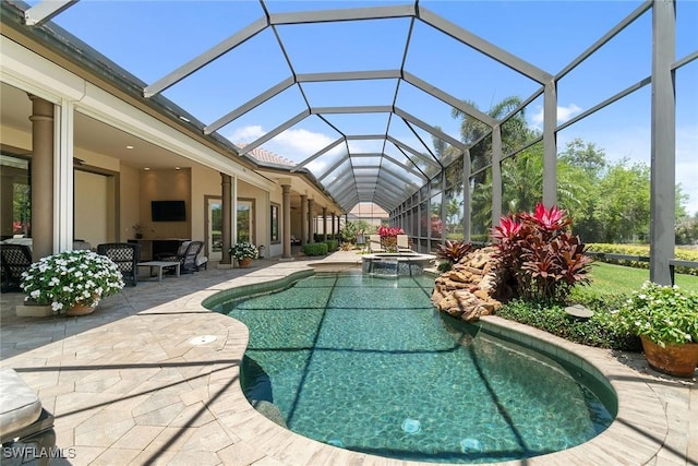 12581 Vittoria Way, Fort Myers, FL 33912 - view of swimming pool featuring a patio area, a pool with connected hot tub, and a lanai