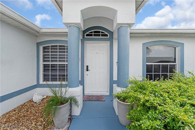 entrance to property with stucco siding