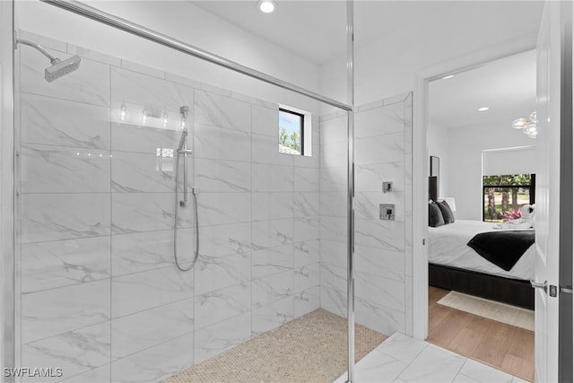 full bath with a tile shower, recessed lighting, a healthy amount of sunlight, and ensuite bath