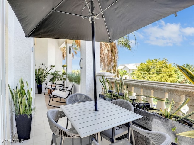 365 5th Ave S Unit 307, Naples, FL 34102 - balcony featuring outdoor dining space