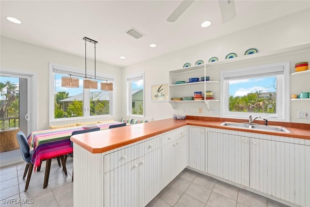 984 Black Skimmer Way, Sanibel, FL 33957 - kitchen featuring visible vents, a peninsula, a sink, and open shelves