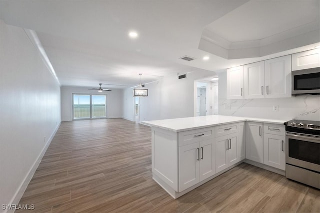 100 Estero Blvd Unit 633, Fort Myers Beach, FL 33931 - kitchen featuring stainless steel appliances, light wood-type flooring, a peninsula, ceiling fan, and recessed lighting