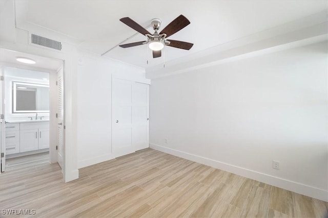 100 Estero Blvd Unit 633, Fort Myers Beach, FL 33931 - unfurnished bedroom featuring light wood-type flooring, a sink, a closet, baseboards, and ceiling fan