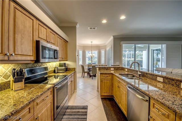 kitchen featuring crown molding, a sink, stainless steel appliances, backsplash, and visible vents