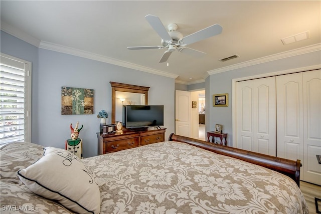 bedroom featuring a closet, visible vents, a ceiling fan, and ornamental molding