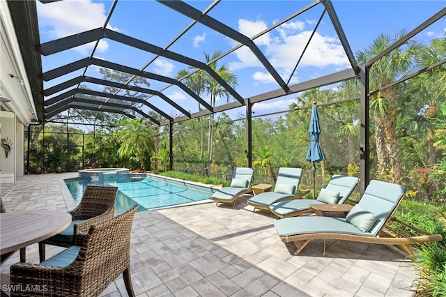 933 Barcarmil Way, Naples, FL 34110 - view of pool featuring a patio area, a pool with connected hot tub, and glass enclosure