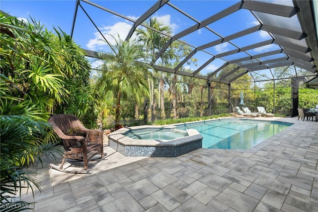 933 Barcarmil Way, Naples, FL 34110 - view of swimming pool featuring a pool with connected hot tub, a patio, and glass enclosure