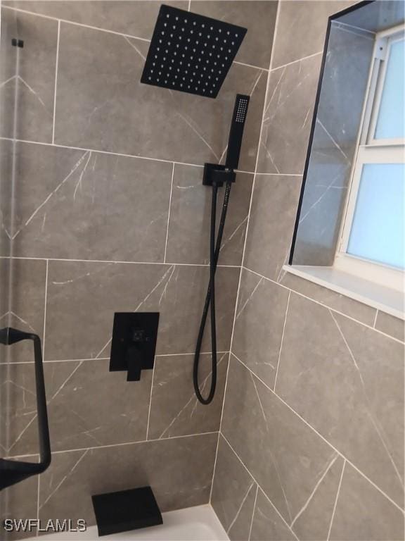 2138 Bahama Ave, Fort Myers, FL 33905 - bathroom featuring a tile shower