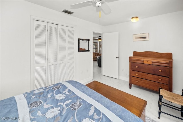bedroom featuring visible vents, baseboards, a ceiling fan, and a closet