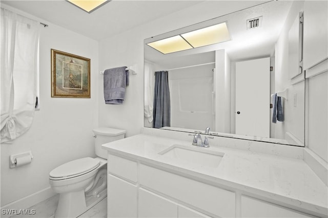 full bathroom with a shower with shower curtain, vanity, baseboards, toilet, and visible vents