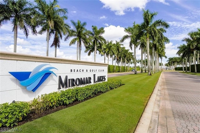 community sign featuring a lawn