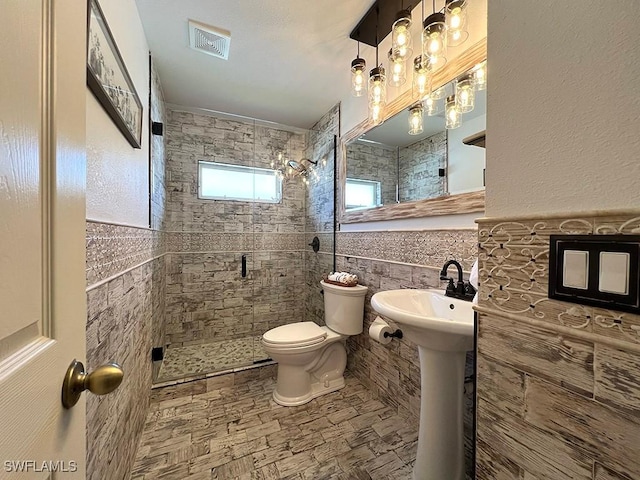 940 SE 20th Ct, Cape Coral, FL 33990 - full bath featuring tile walls, visible vents, toilet, and a stall shower