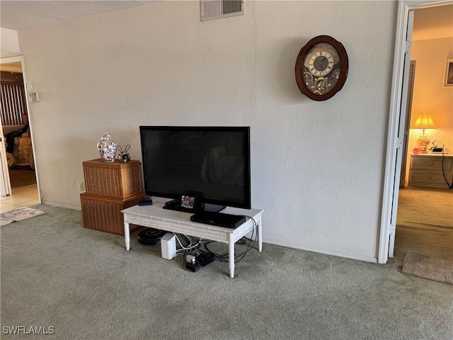 living area with baseboards, visible vents, and carpet floors