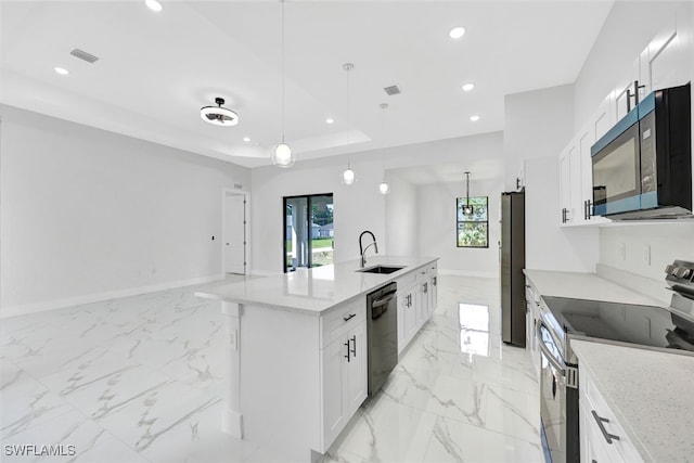 kitchen with a sink, a raised ceiling, stainless steel appliances, visible vents, and recessed lighting