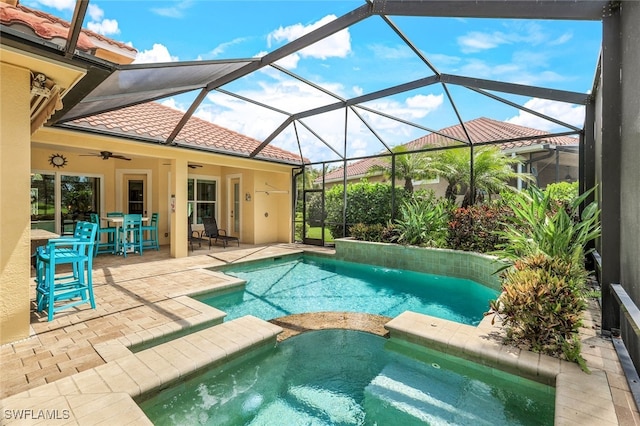 9337 Campanile Cir, Naples, FL 34114 - view of swimming pool featuring a pool with connected hot tub, a lanai, ceiling fan, and a patio area