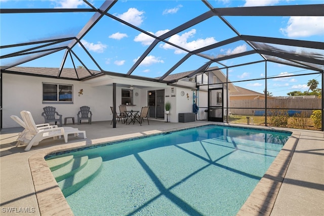 1015 SE 25th Ln, Cape Coral, FL 33904 - view of swimming pool with a fenced in pool, a lanai, fence, and a patio