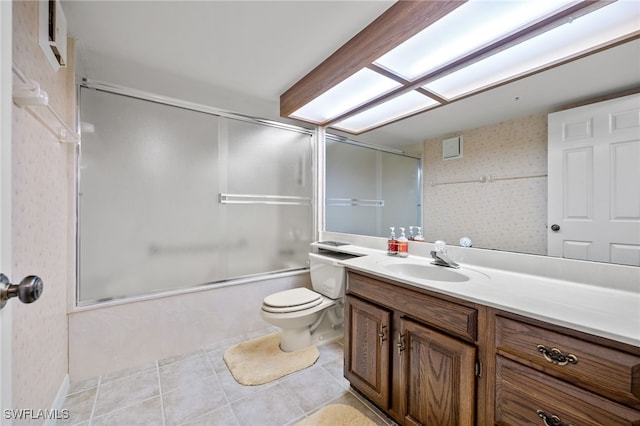 full bath featuring bath / shower combo with glass door, toilet, vanity, wallpapered walls, and tile patterned floors