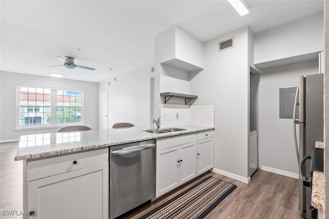 kitchen featuring a sink, open shelves, a peninsula, stainless steel appliances, and visible vents