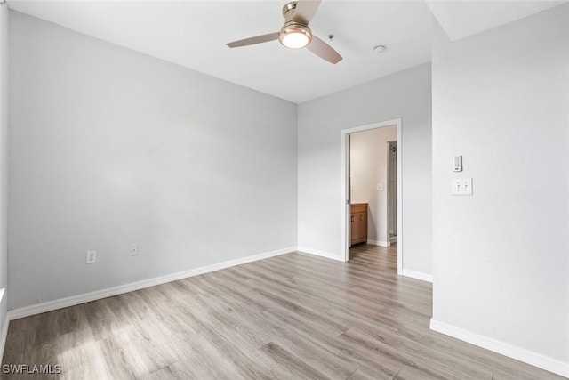 unfurnished room featuring light wood finished floors, baseboards, and a ceiling fan