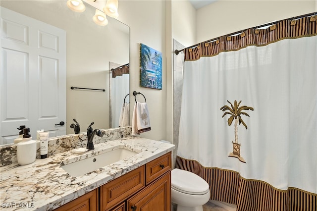 full bath with toilet, a shower with shower curtain, and vanity