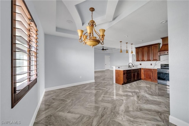 kitchen with a sink, baseboards, open floor plan, electric stove, and ceiling fan with notable chandelier