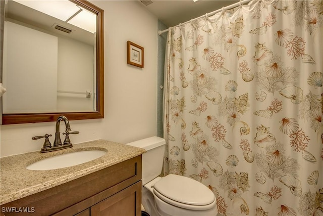 full bath featuring visible vents, toilet, a shower with shower curtain, and vanity