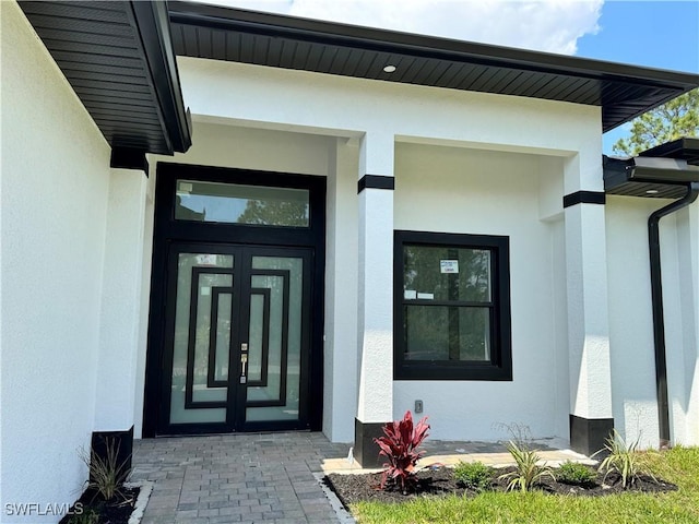 view of exterior entry with stucco siding