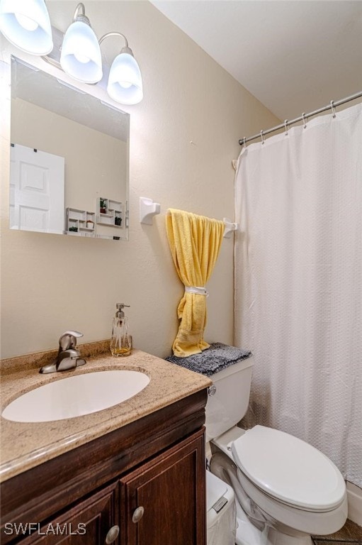 full bath with vanity, a shower with shower curtain, and toilet