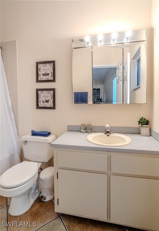 full bath featuring a shower with shower curtain, toilet, and vanity