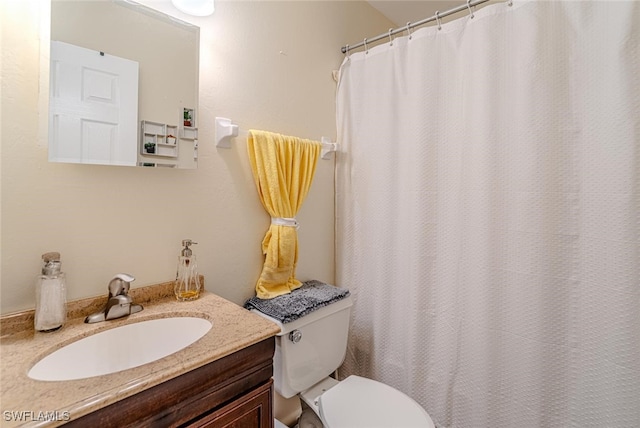 full bath featuring toilet, vanity, and a shower with curtain