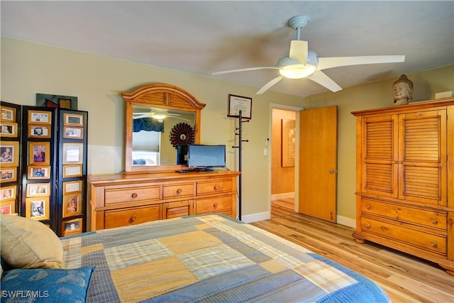 bedroom featuring light wood-style flooring, ceiling fan, and baseboards