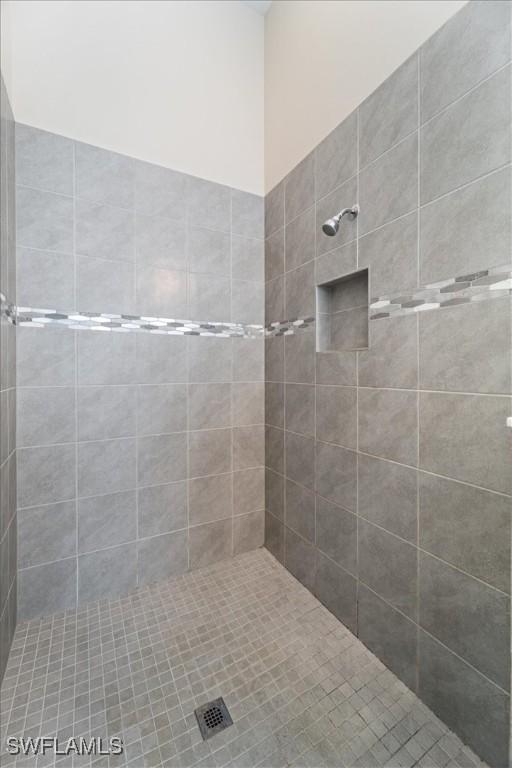 full bathroom featuring a tile shower