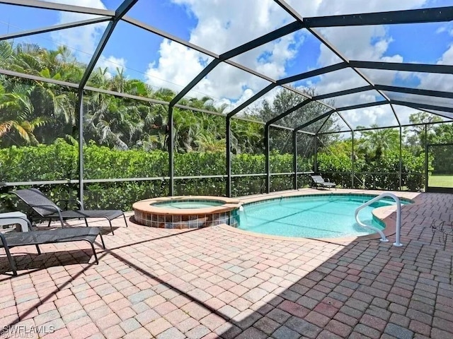 8143 Monticello Ct, Naples, FL 34104 - view of swimming pool with a pool with connected hot tub, a patio, and a lanai