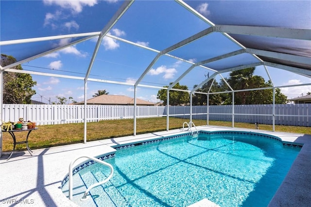 513 SE 27th Ter, Cape Coral, FL 33904 - view of swimming pool featuring a fenced in pool, a fenced backyard, and glass enclosure