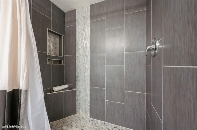 bathroom featuring tiled shower