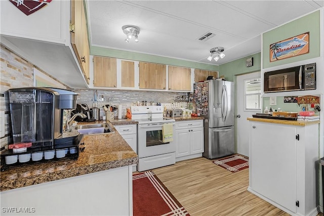 kitchen featuring stainless steel fridge with ice dispenser, visible vents, a sink, light wood-type flooring, and electric stove