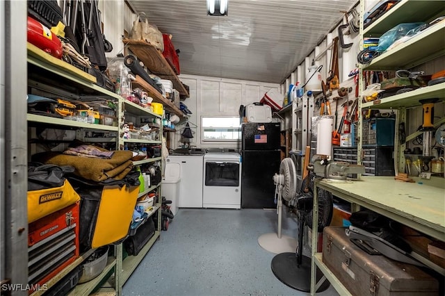 storage room featuring water heater and washer and clothes dryer