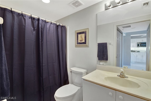 full bathroom featuring vanity, visible vents, a shower with curtain, and toilet