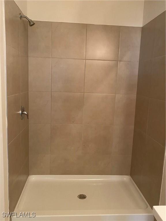 211 NE 20th St, Cape Coral, FL 33909 - full bathroom featuring a tile shower