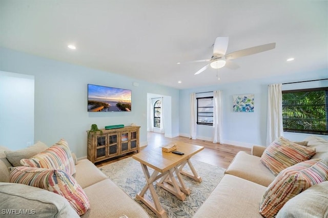 living room featuring recessed lighting, light wood finished floors, baseboards, and ceiling fan