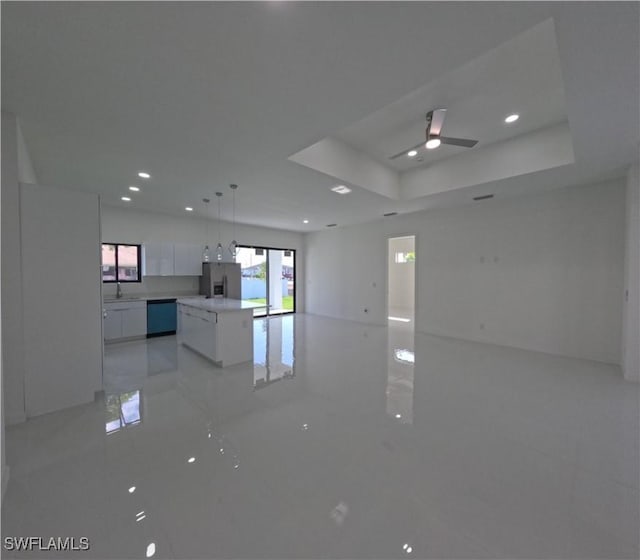 empty room with light tile patterned floors, a sink, a ceiling fan, and recessed lighting