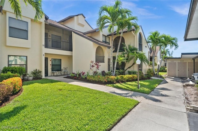 8336 Charter Club Cir Unit 5, Fort Myers, FL 33919 - view of property featuring stucco siding and a front yard