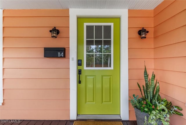 doorway to property with covered porch