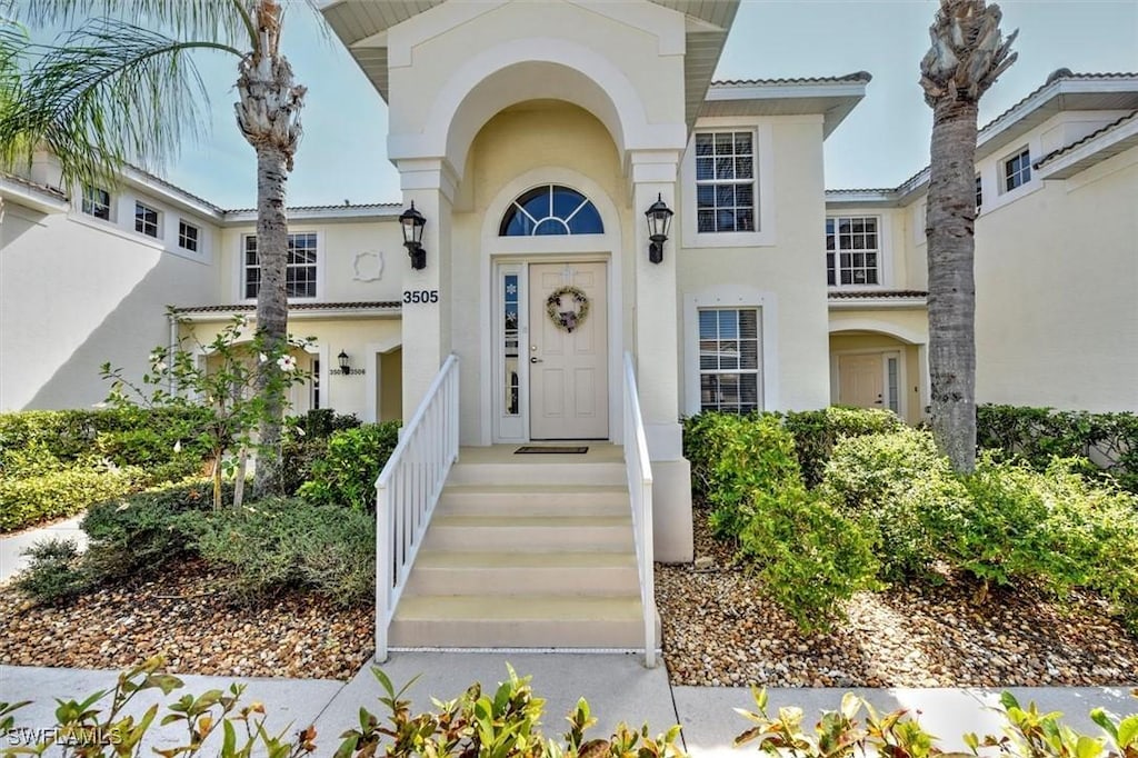 view of exterior entry with stucco siding