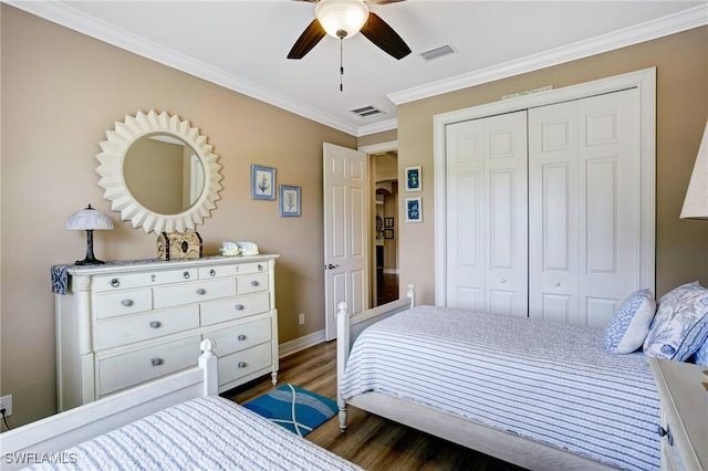 bedroom with visible vents, a closet, ceiling fan, crown molding, and wood finished floors