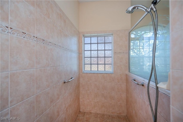 full bathroom featuring a tile shower